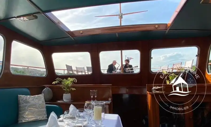 Opportunité unique d'achat d'un Yacht de collection à usage commercial au centre de Paris