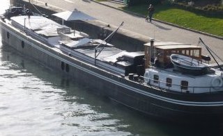 Magnifique péniche 38 m. au centre de Paris à vendre