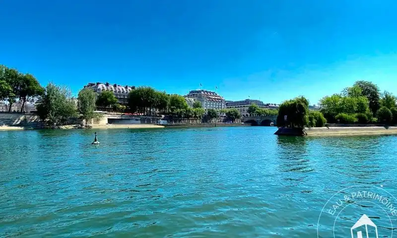 Rare péniche navigante à vendre au coeur de Paris, 29 m de charme au fil de l'eau