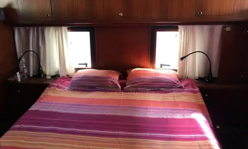 Vedette habitable navigante à vendre à Paris, idéale pour vivre sur l'eau
