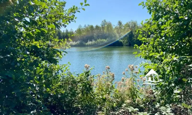 Propriété au bord de l'eau avec étangs privatifs reliés à l'Yonne