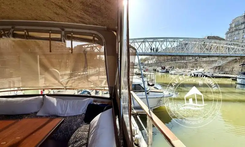 Vedette à vendre Paris 4 – Spacieuse et Pièce de Vie Surprenante