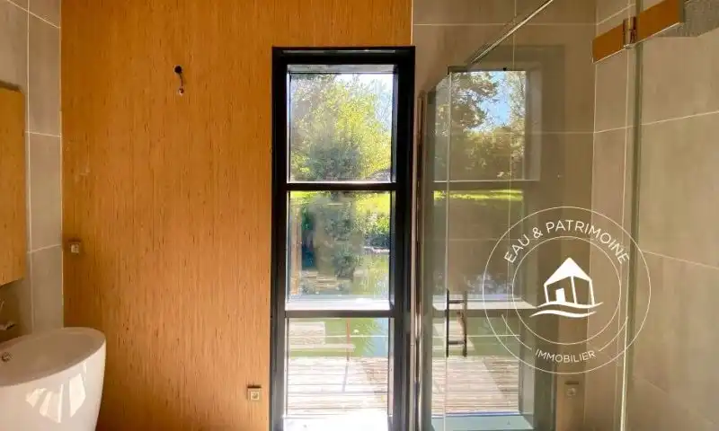 Propriété au bord de l'eau avec étangs privatifs reliés à l'Yonne