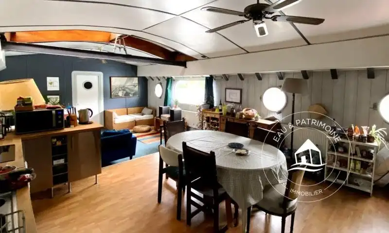Péniche Freycinet navigante dans un cadre naturel face à l'île Sainte-Catherine – 399 000 €