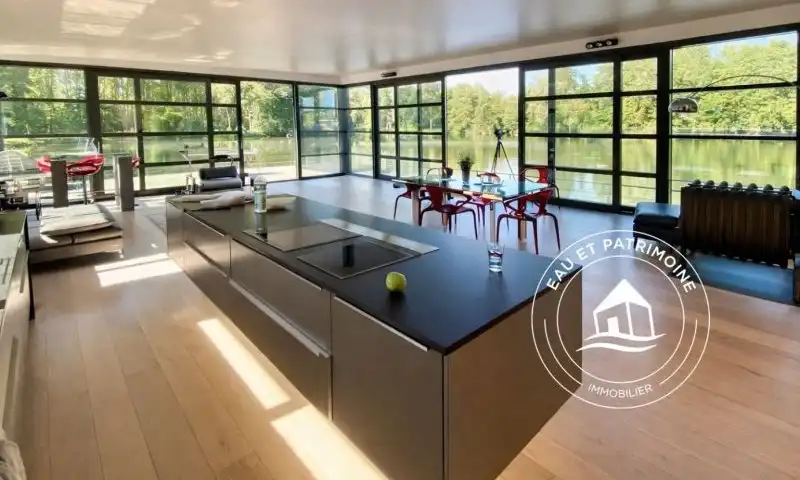 Propriété au bord de l'eau avec étangs privatifs reliés à l'Yonne