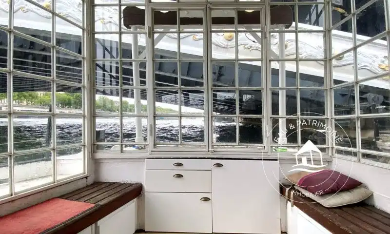 Bateau habitable en vente et sa vue imprenable sur les monuments du Triangle d'Or à Paris 8