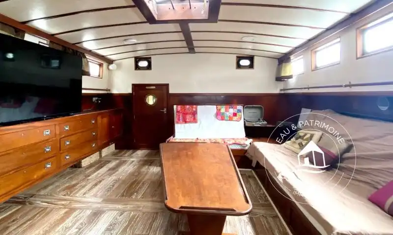 Bateau habitable en vente et sa vue imprenable sur les monuments du Triangle d'Or à Paris 8