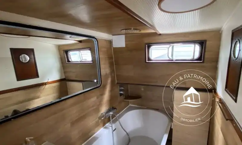Bateau habitable en vente et sa vue imprenable sur les monuments du Triangle d'Or à Paris 8