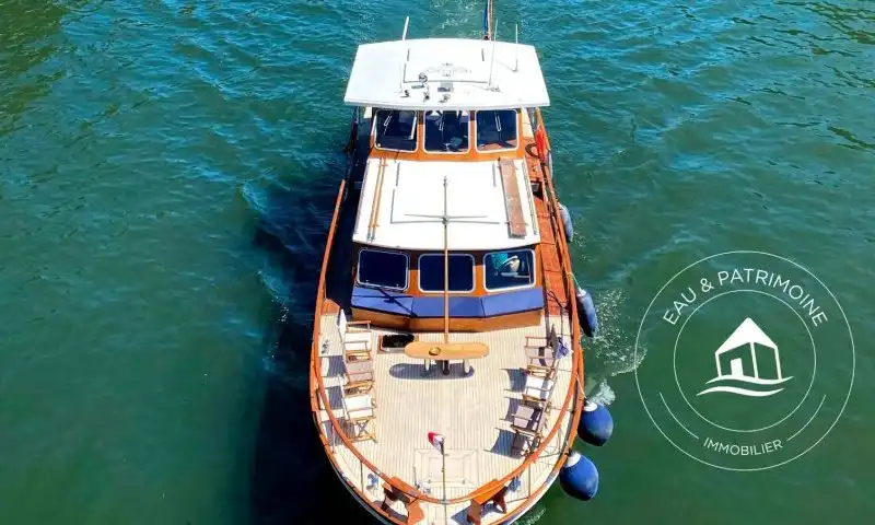 Opportunité unique d'achat d'un Yacht de collection à usage commercial au centre de Paris