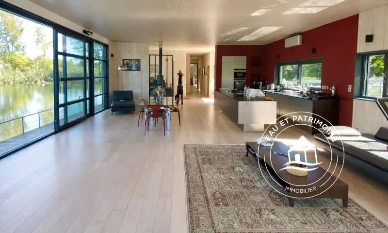 Propriété au bord de l'eau avec étangs privatifs reliés à l'Yonne