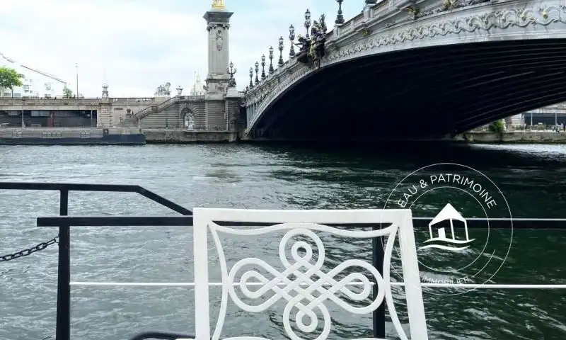 Bateau habitable en vente et sa vue imprenable sur les monuments du Triangle d'Or à Paris 8