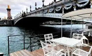Pénichette habitable en vente et sa vue imprenable sur les monuments du Triangle d'Or à Paris 8