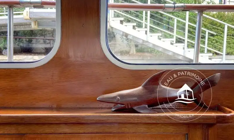 Opportunité unique d'achat d'un Yacht de collection à usage commercial au centre de Paris