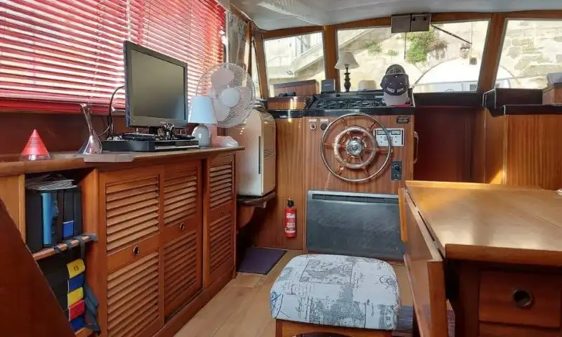 Découvrez cette vedette de 35 m² à Paris – idéale pour vivre sur la Seine