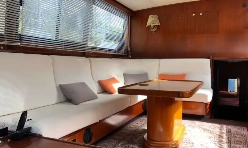 Vedette habitable navigante à vendre à Paris, idéale pour vivre sur l'eau