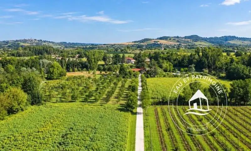 Propriété à vendre de 7,15 hectares avec trois maisons et accès direct au Lot
