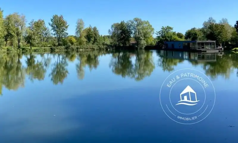 Propriété au bord de l'eau avec étangs privatifs reliés à l'Yonne