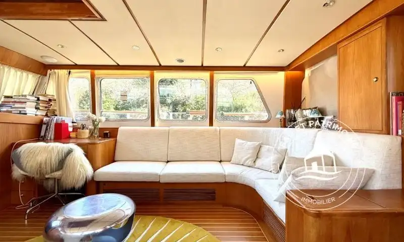 Vedette à vendre Paris 4 – Spacieuse et Pièce de Vie Surprenante