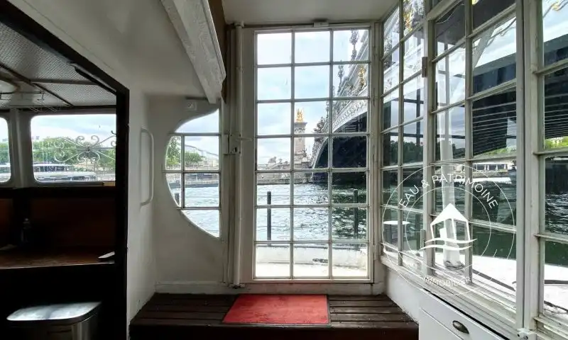 Bateau habitable en vente et sa vue imprenable sur les monuments du Triangle d'Or à Paris 8
