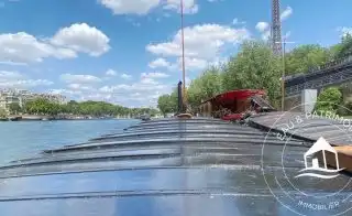 Péniche rénovée et sa vue sur la Tour Eiffel à Paris 15