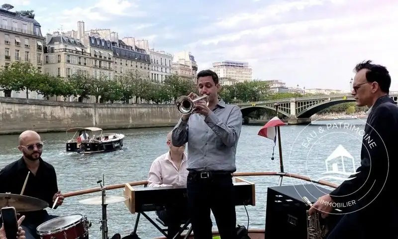 Opportunité unique d'achat d'un Yacht de collection à usage commercial au centre de Paris