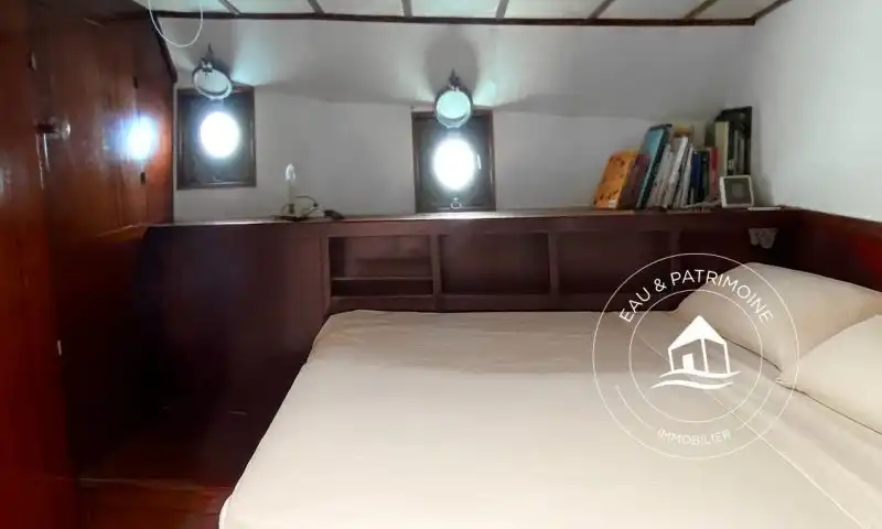 Pénichette habitable en vente et sa vue imprenable sur les monuments du Triangle d'Or à Paris 8