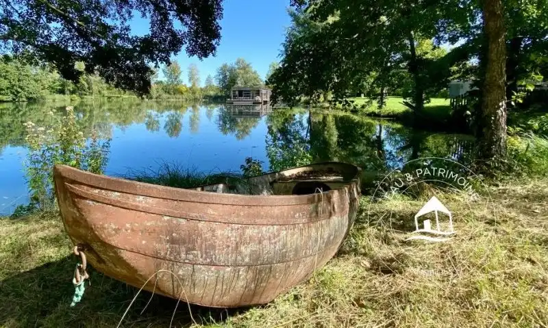 Propriété au bord de l'eau avec étangs privatifs reliés à l'Yonne