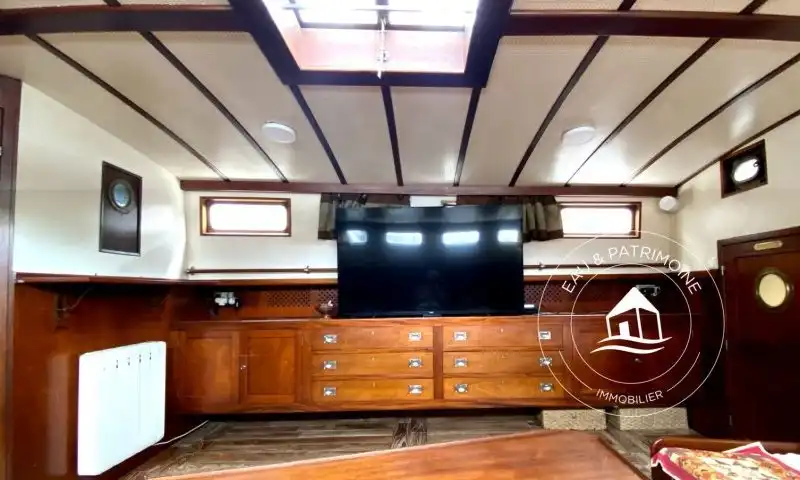 Bateau habitable en vente et sa vue imprenable sur les monuments du Triangle d'Or à Paris 8