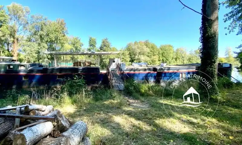 Propriété au bord de l'eau avec étangs privatifs reliés à l'Yonne