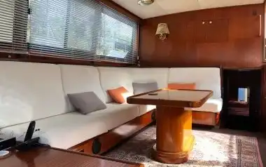 Vedette habitable navigante à vendre à Paris, idéale pour vivre sur l'eau
