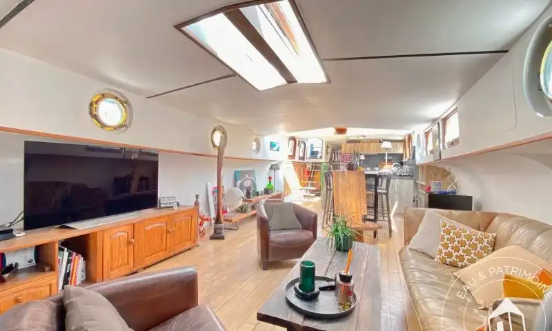 Rare péniche navigante à vendre au coeur de Paris, 29 m de charme au fil de l'eau