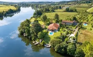 Propriété à vendre de 7,15 hectares avec trois maisons et accès direct au Lot
