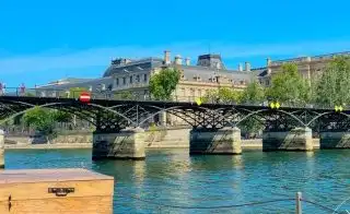 Rare péniche navigante à vendre au coeur de Paris, 29 m de charme au fil de l'eau