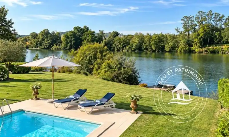 Propriété à vendre de 7,15 hectares avec trois maisons et accès direct au Lot