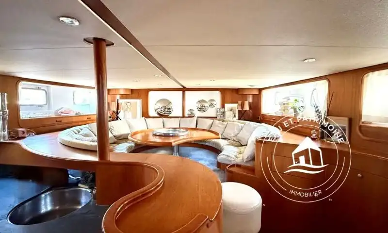 Vedette à vendre Paris 4 – Spacieuse et Pièce de Vie Surprenante