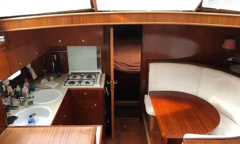 Vedette habitable navigante à vendre à Paris, idéale pour vivre sur l'eau