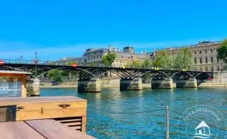 Rare péniche navigante à vendre au coeur de Paris, 29 m de charme au fil de l'eau