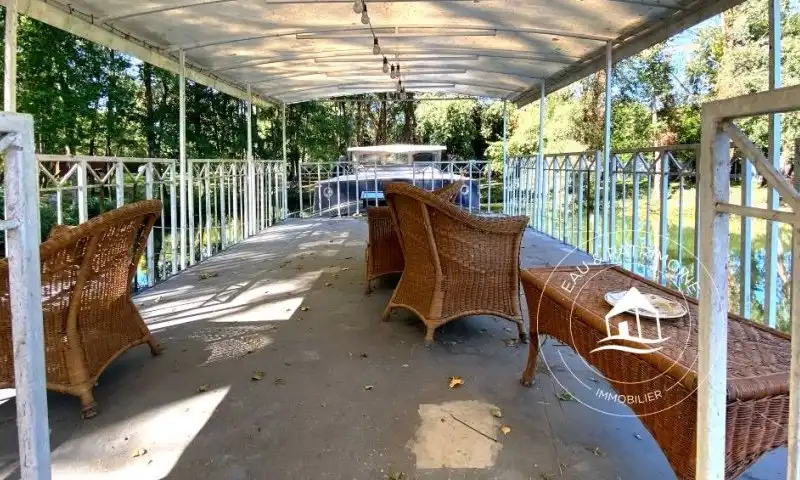 Propriété au bord de l'eau avec étangs privatifs reliés à l'Yonne