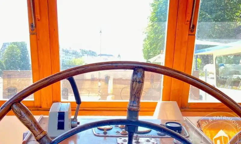 Rare péniche navigante à vendre au coeur de Paris, 29 m de charme au fil de l'eau
