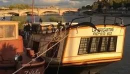 La vie à bord d'une péniche pendant la crue de la Seine