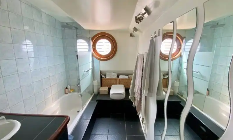 Elégante péniche navigante à vendre à Asnières sur Seine - 75 m²