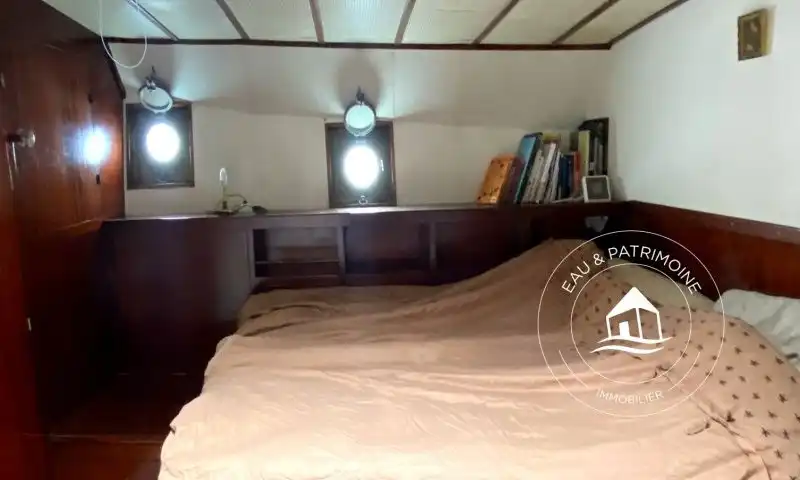 Bateau habitable en vente et sa vue imprenable sur les monuments du Triangle d'Or à Paris 8