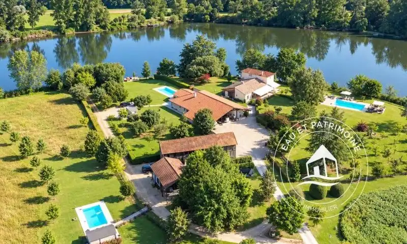 Propriété à vendre de 7,15 hectares avec trois maisons et accès direct au Lot