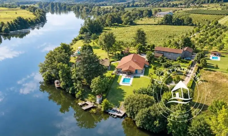 Propriété à vendre de 7,15 hectares avec trois maisons et accès direct au Lot