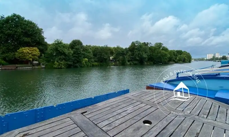 Péniche Freycinet navigante dans un cadre naturel face à l'île Sainte-Catherine – 399 000 €