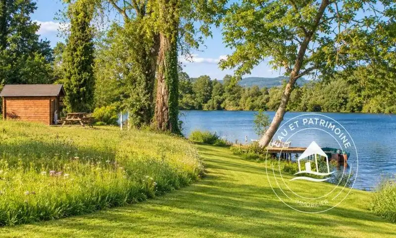 Propriété à vendre de 7,15 hectares avec trois maisons et accès direct au Lot