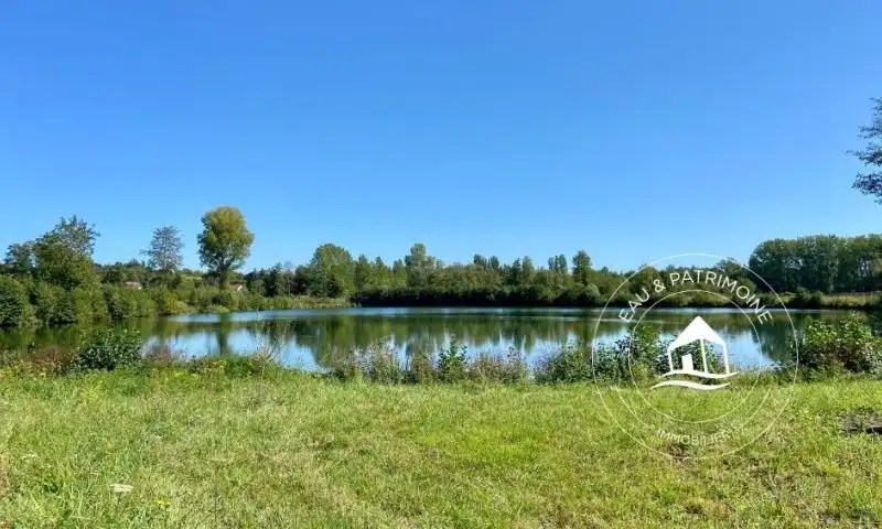 Propriété au bord de l'eau avec étangs privatifs reliés à l'Yonne