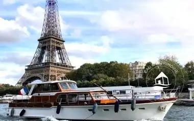 Opportunité unique d'achat d'un Yacht de collection à usage commercial au centre de Paris