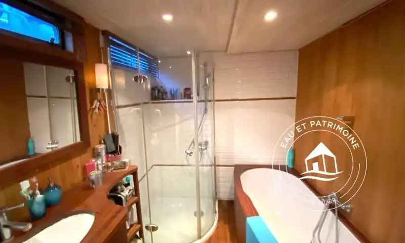Péniche à vendre Paris 15 – Navigante et Agencement Optimal