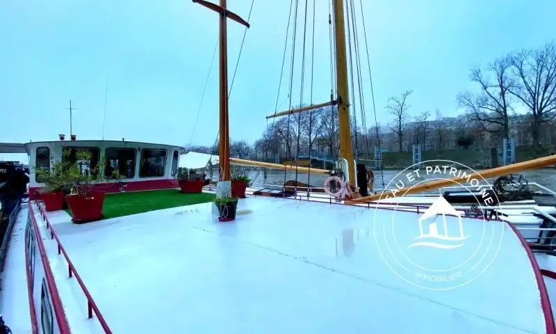 Péniche à vendre Paris 15 – Navigante et Agencement Optimal